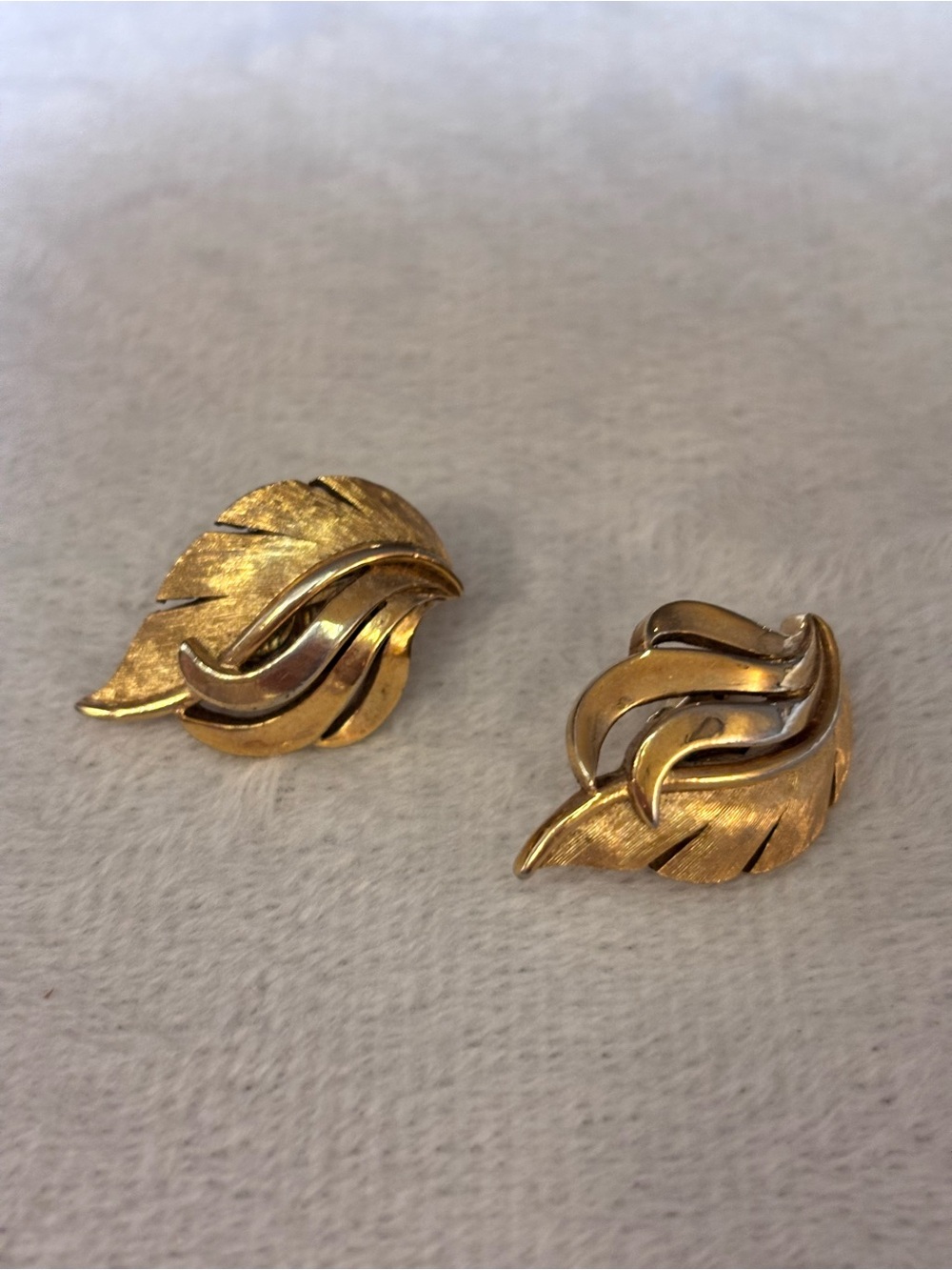 Vintage Signed Trifari Gold Tone Leaf Swirl Clip On Earrings
